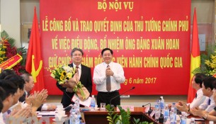 Mr. Le Vinh Tan, Minister of Ministry of Home Affairs gives a bouquet to the new president of NAPA