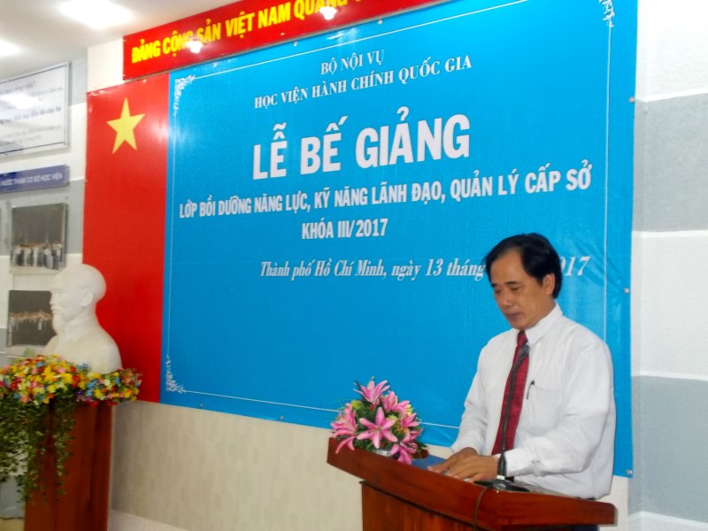 Mr. Hoang Dinh Vinh giving a speech at the ceremony