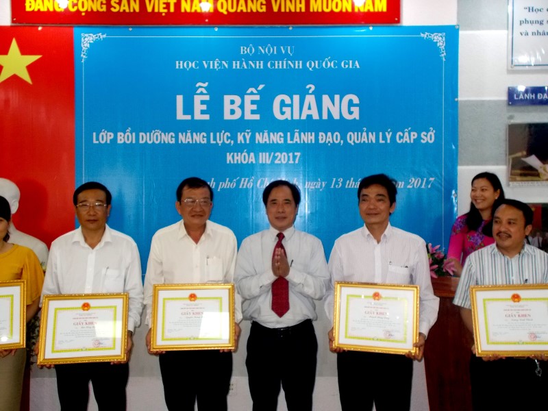 Mr. Hoang Dinh Vinh giving certificates to participants