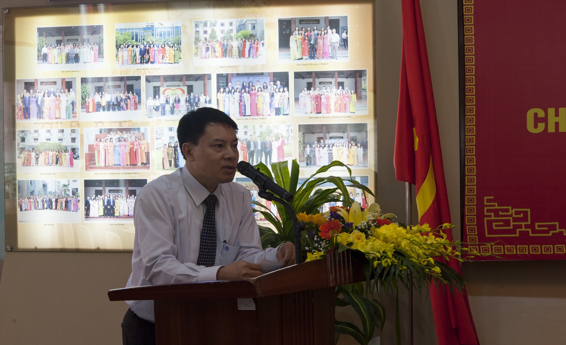Mr. Tong Dang Hung, Vice Dean of  Public Servant Training faculty delivers a speech in the ceremony