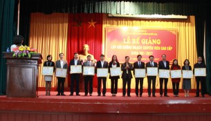 Dr. Hoang Quang Dat presents certificate to participants