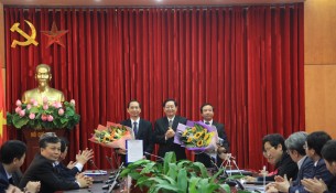 Mr. Le Vinh Tan, Minister of Home Affairs presents the Decision to the two new leaders
