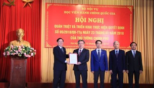 Mr. Le Vinh Tan presents the Decision to NAPA