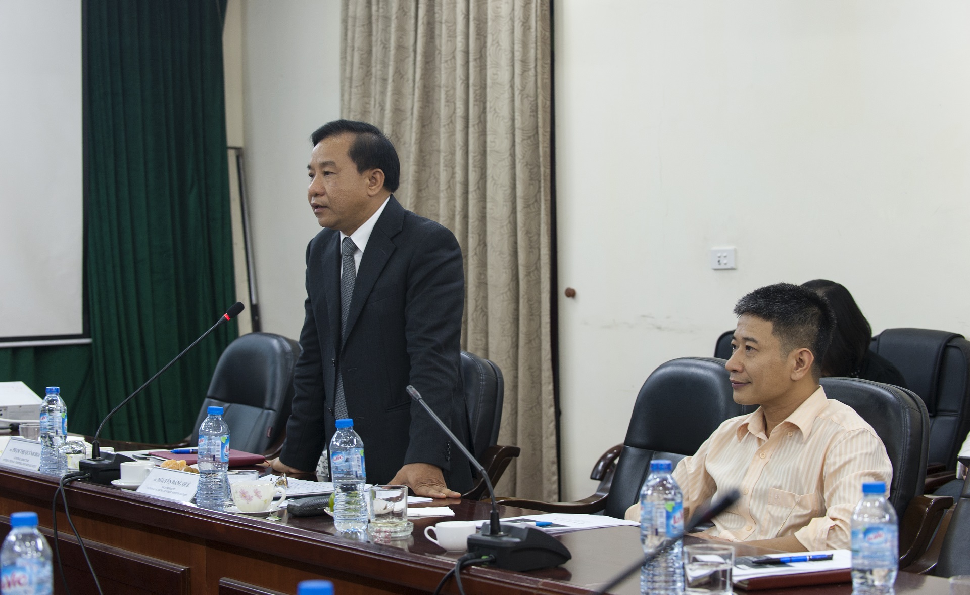 Dr. Nguyen Dang Que, NAPA Vice President discusses in the seminar