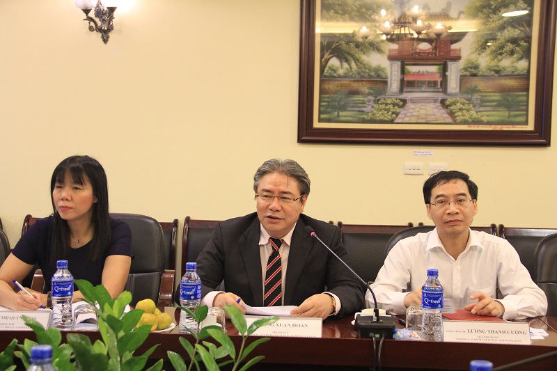 Dr. Dang Xuan Hoan giving a speech in the reception