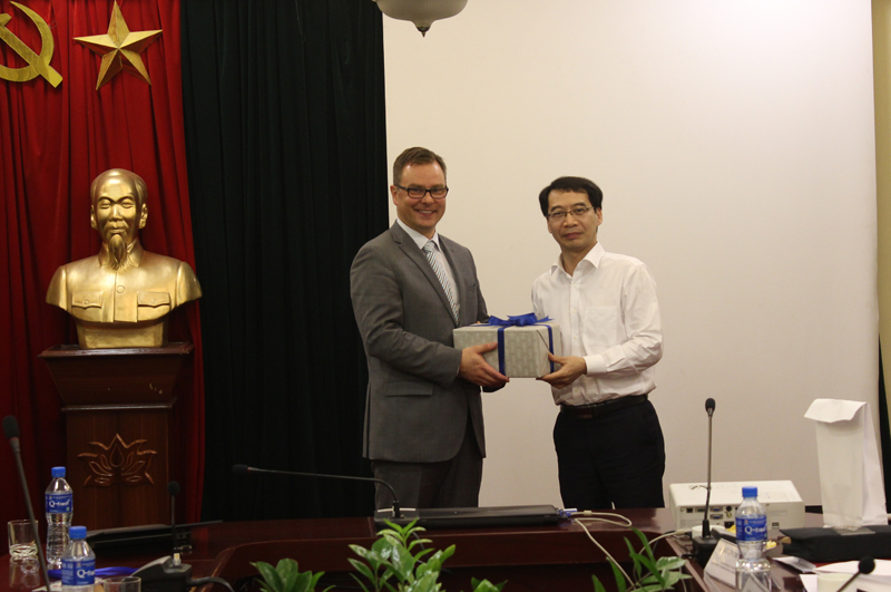 Assoc. Prof. Dr. Luong Thanh Cuong presents a gift to Dr. Harri Laihonen