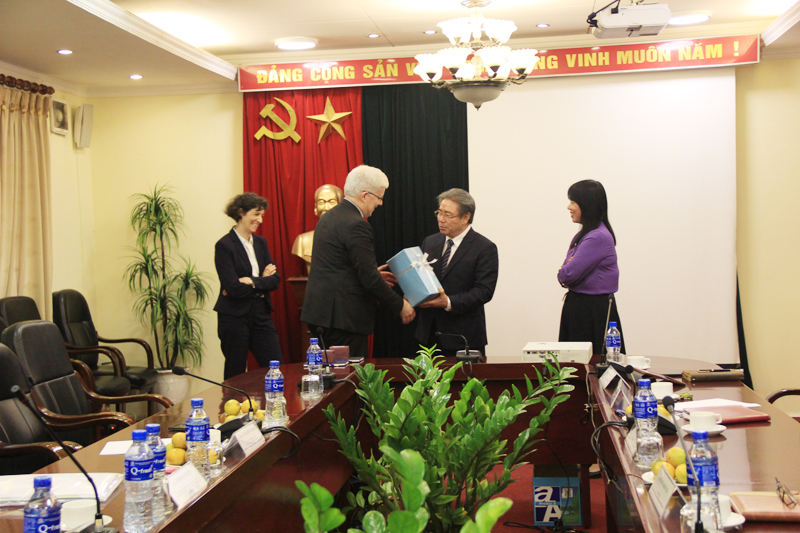 Dr. Dang Xuan Hoan, NAPA President present a gift to Mr. Jean-Francois Verdier, ...