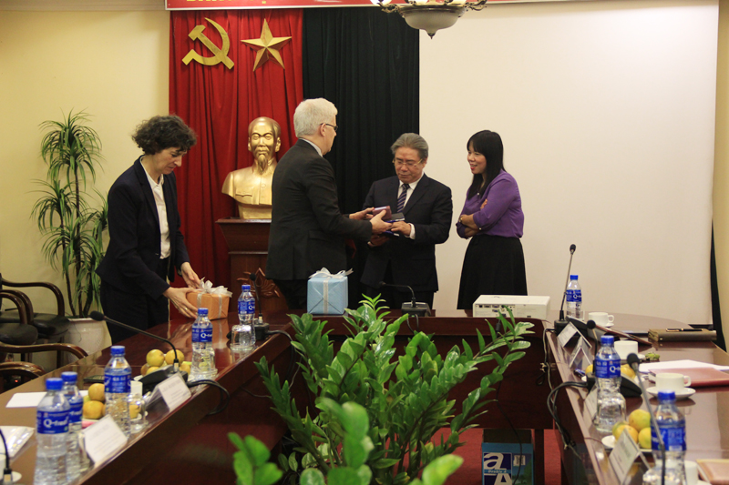 Mr. Jean-Francois Verdier presents a gift to Dr. Dang Xuan Hoan