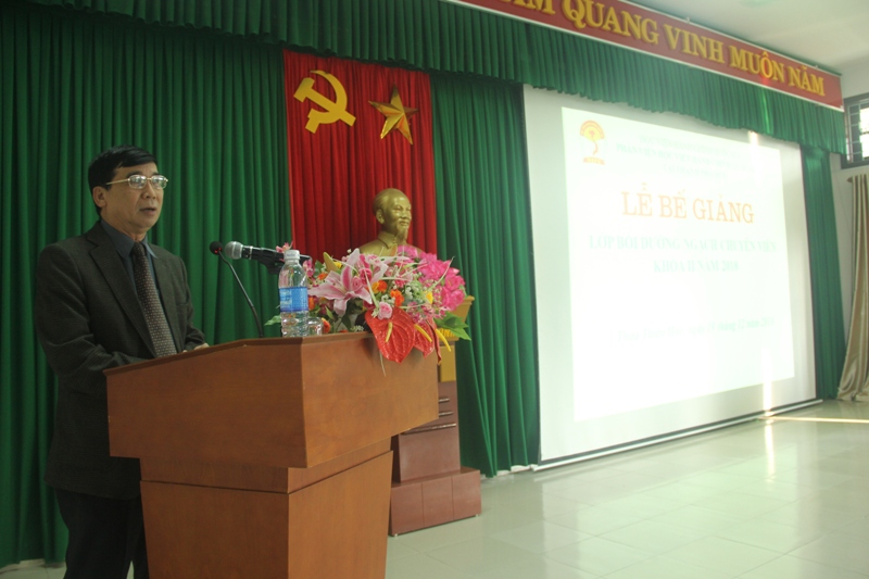 Dr. Ngo Van Tran, Executive Director, NAPA Campus in Hue City  delivers a speech in the ceremony