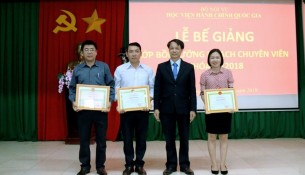 TS. Le Van Tu presenting certificates of merit for recognition of the excellence of study to excellent course participants