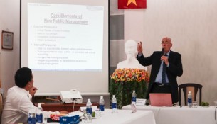 Dr. Manfred Roeber presenting at the seminar