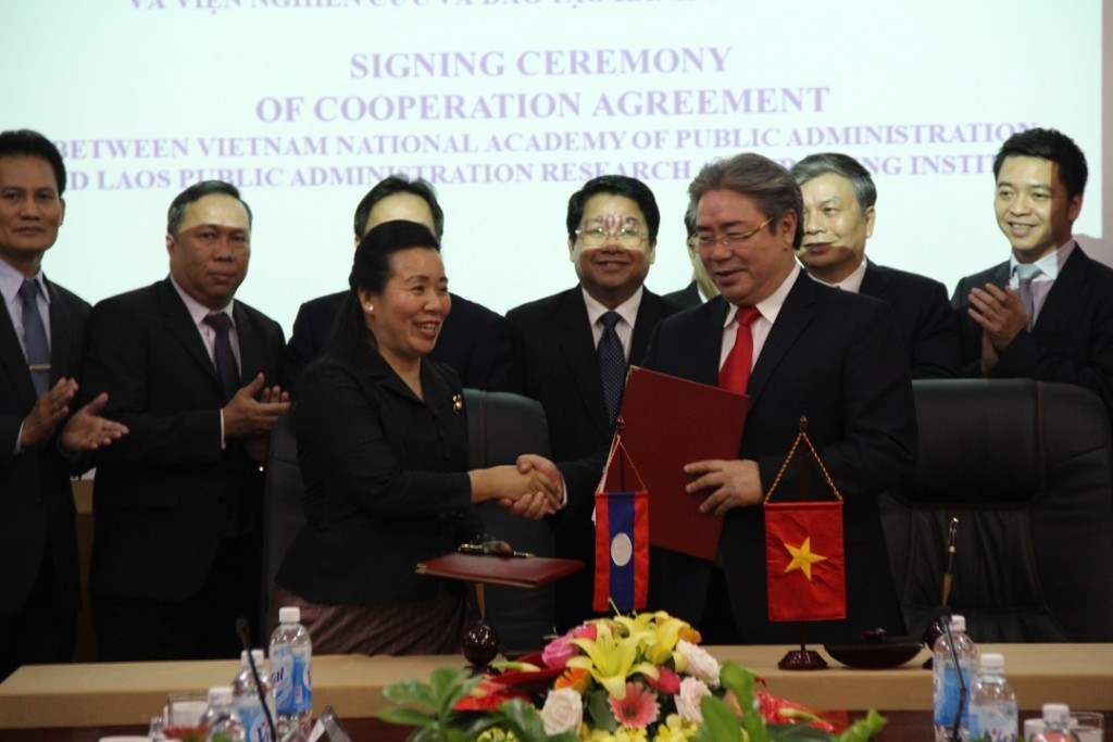 Dr. Dang Xuan Hoan, NAPA President and Ms. Chantha ONXAYVIENG, Director of Institute exchange the MoU