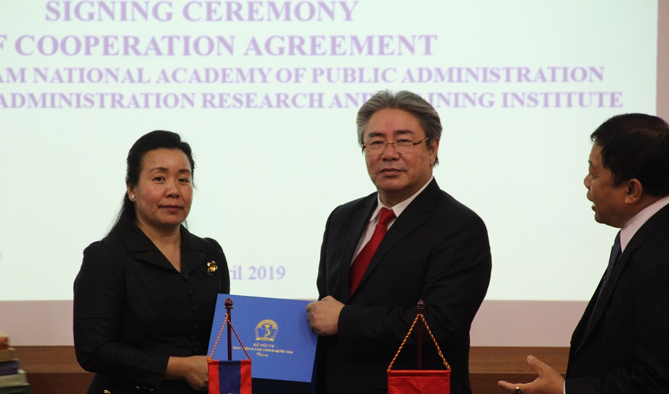 Dr. Dang Xuan Hoan giving a token of memorandum to Ms. Chantha ONXAYVIENG
