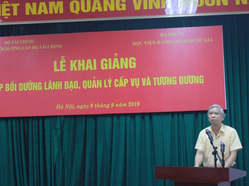 Dr. Vu Thanh Xuan, NAPA Vice President delivering opening speech     Mr. Tong Dang Hung, Deputy Director, Department of Refresher Training Management, NAPA announcing decisions   