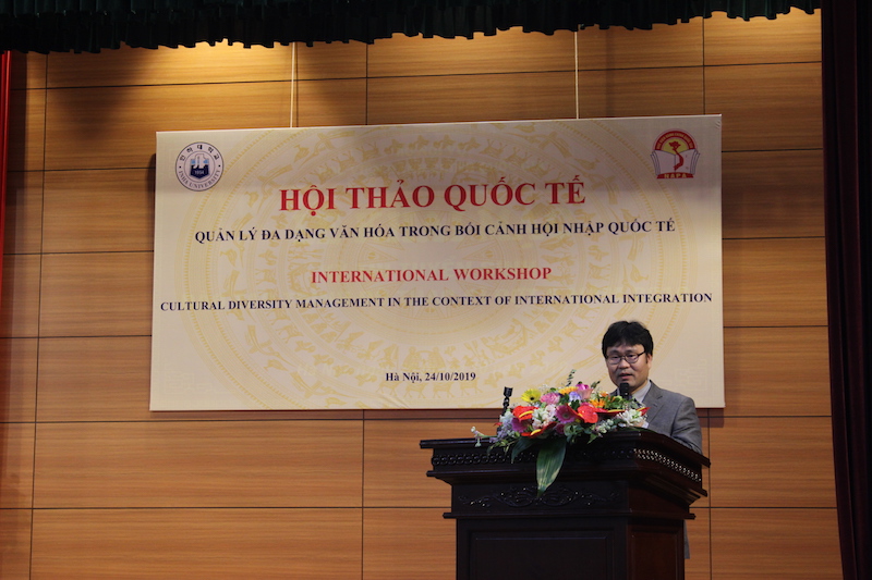 Dr. Jong Do Park, INCHEON University delivering a presentation