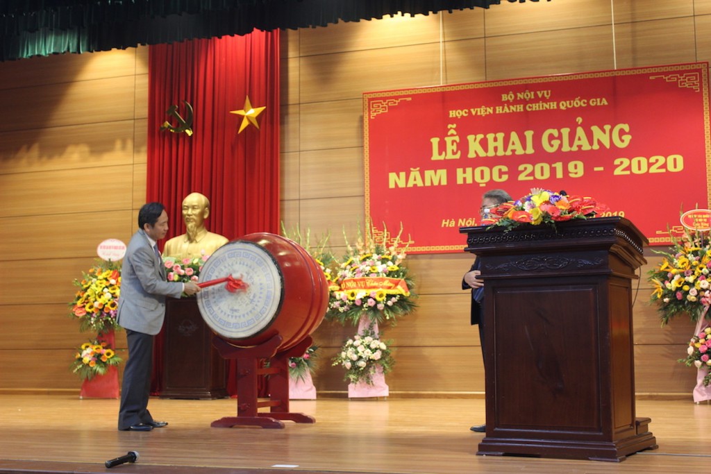 Dr. Tran Anh Tuan, Vice Minister of Home Affairs beating the drum to open the academic year of 2019 – 2020 of NAPA.
