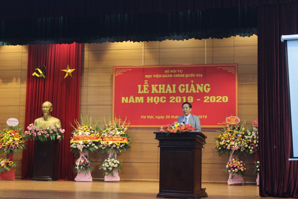 Dr. Tran Anh Tuan, Vice Minister, delivering a speech.