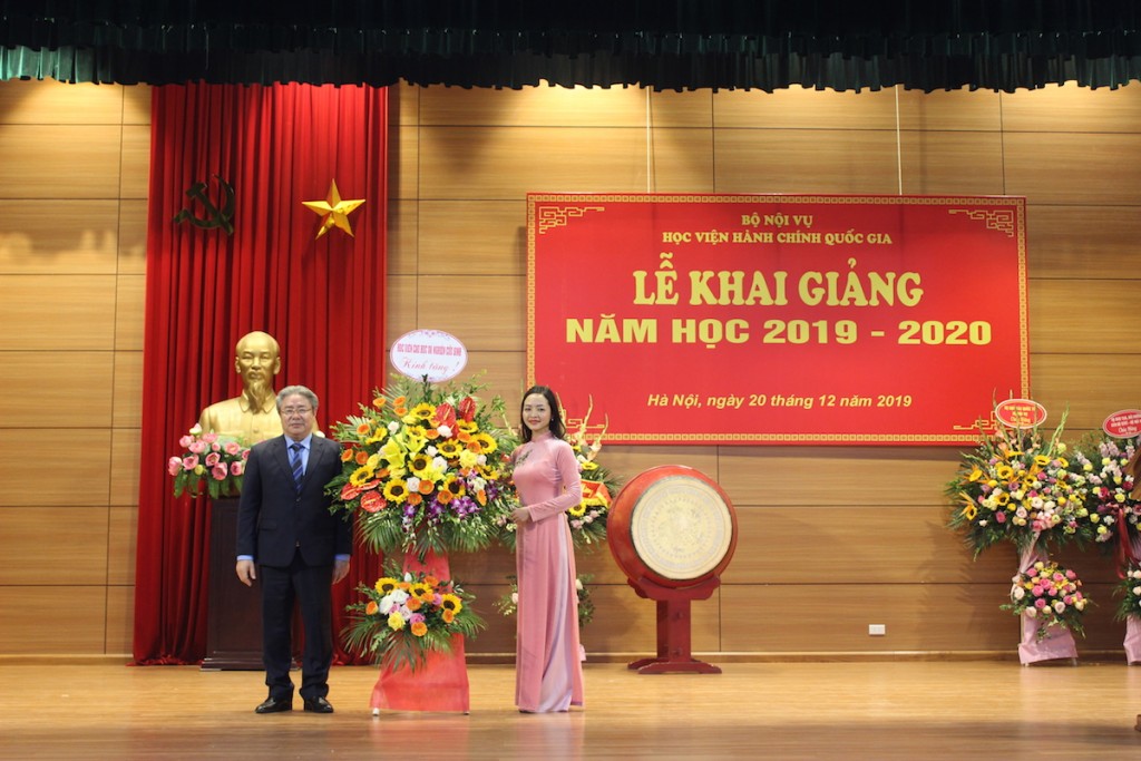 Ms. Le Thi Phong Lan, a new graduate student giving flowers to NAPA lecturers to convey their appreciation in the opening ceremony of the academic year of 2019 – 2020.
