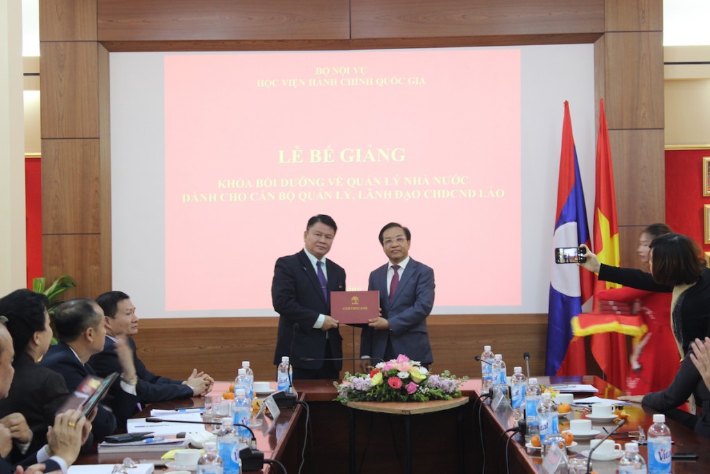Dr. Nguyen Dang Que presenting certificates to the course participants 