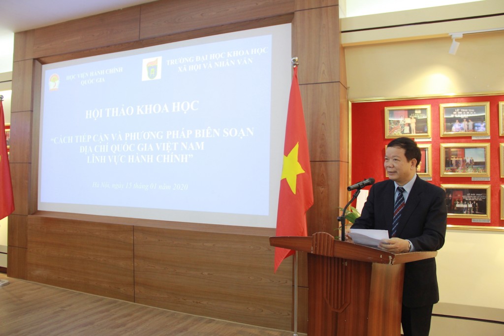 Prof.Dr. Nguyen Van Kim, Vice Rector of the University of Social Sciences and Humanitites delivering a remark.