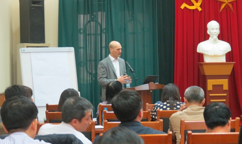 International expert delivering lecture in the training course for senior civil service in 2016
