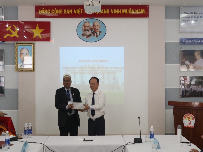 Dr. Ha Quang Thanh presenting certificate and souvenir to Dr. Nasiruddin Ahmed