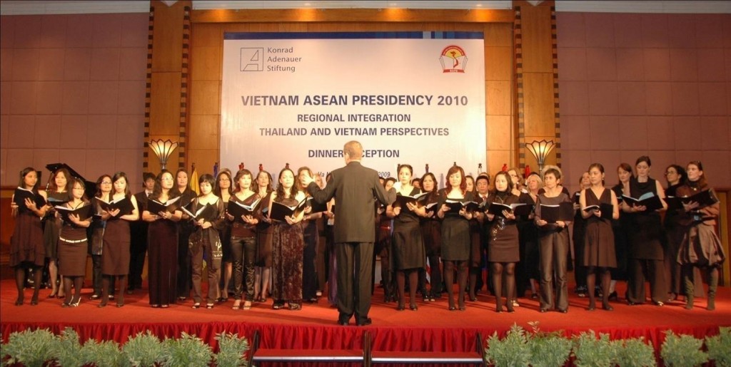 Choir of international organizations to celebrate the workshop “Vietnam ASEAN Presidency 2010” organized by NAPA  in collaboration with KAS, Germany  