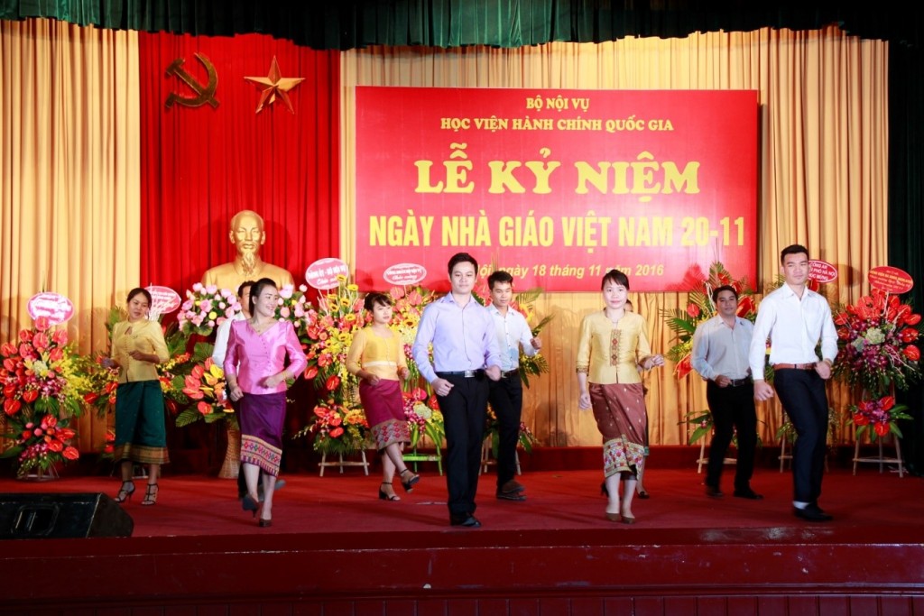 Laos students performing art to celebrate Vietnamese Teachers’ Day in 2016
