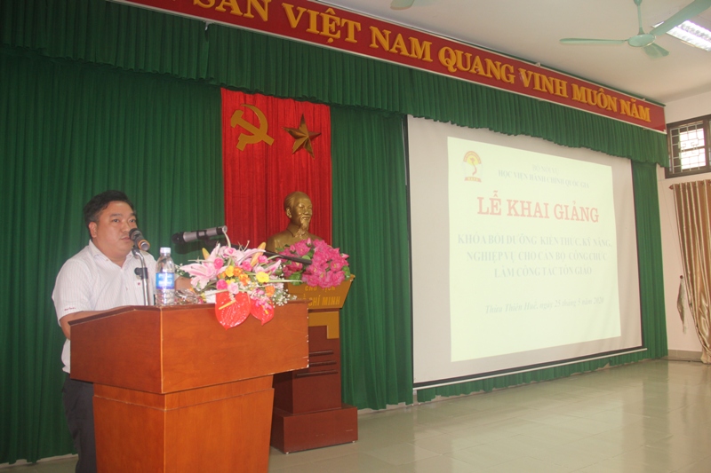 Mr. Le The Loc, Deputy Head, Division of Training Management, NAPA Campus in Hue City announcing decisions of organization of the training course 