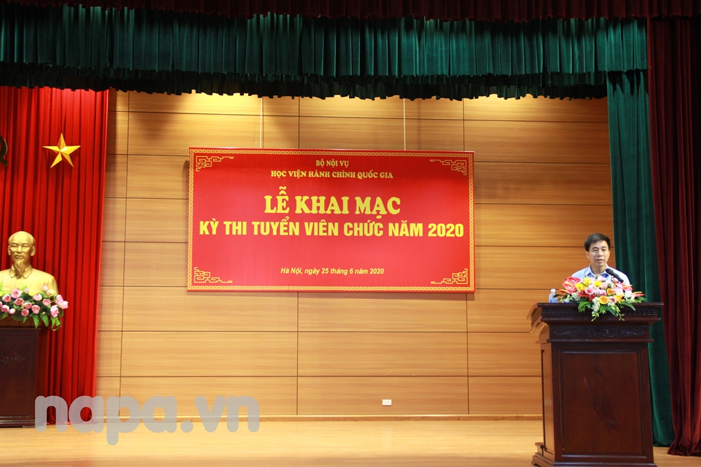 Dr. Nguyen TienHiep, Director, Department of Personnel and Organization announcing the decisions  on the public service recruitment examination in 2020 at NAPA 