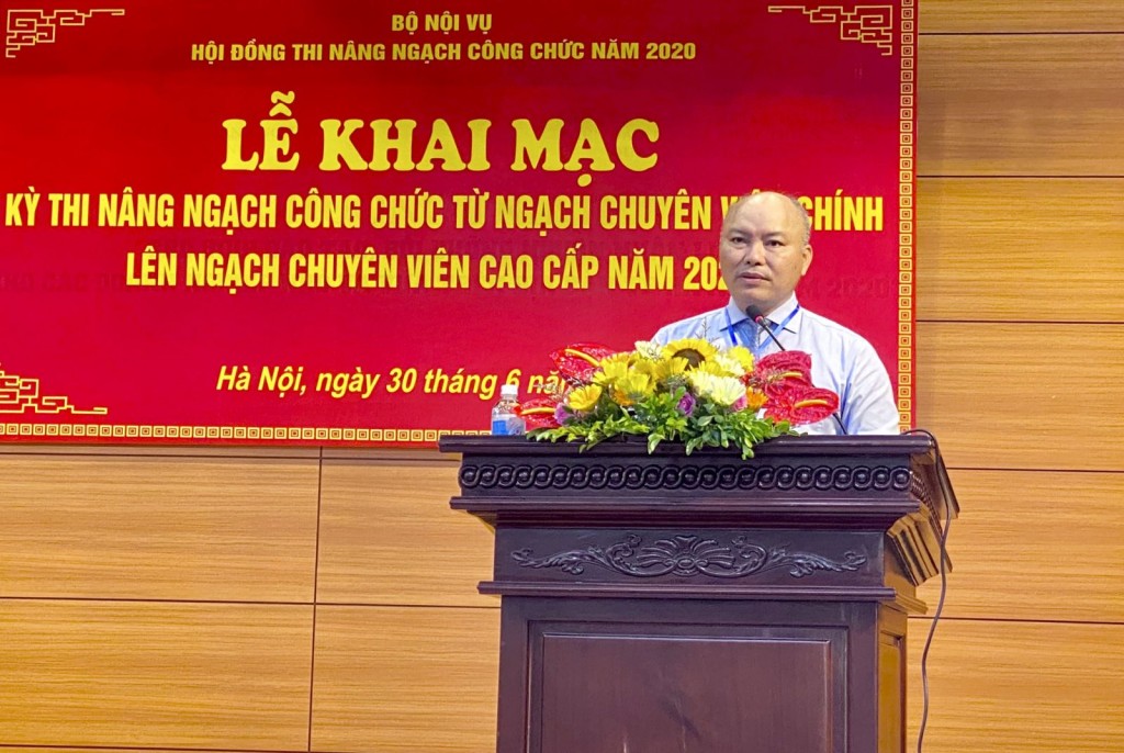 Mr. Vu Dang Minh - the Chief of Office of MOHA, member of the Examination Council announcing decisions of the examination.