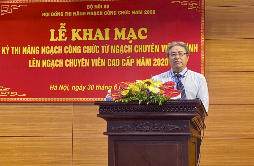 Dr. Dang Xuan Hoan, NAPA President, Vice Chairman of the Examination Council speaking at the ceremony