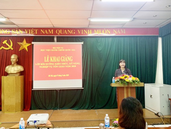 Ms. Nguyen Thi Phuong Thuy, Deputy Director, Department of Refresher Training Management speaking at the event