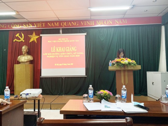 Ms. Dam Thi Thanh Tam, Deputy Head of Division, Department of Refresher Training Management announcing the Decisions on organization of the training course