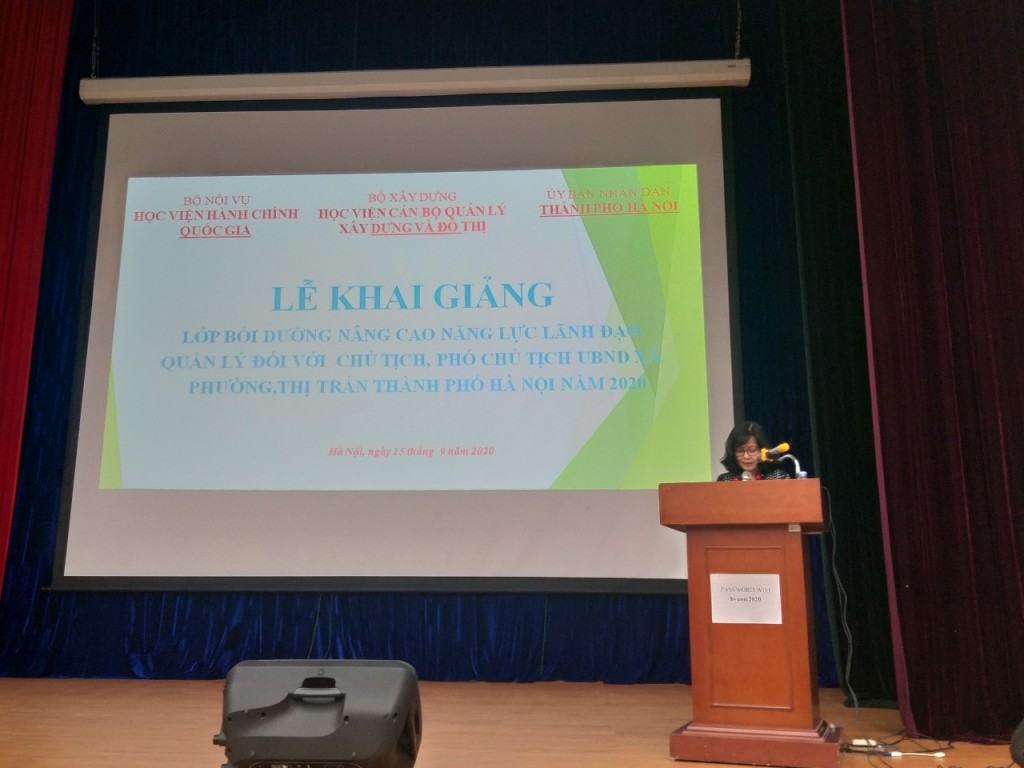 Ms. Vuong Thanh Thuy, Head,Division forCivil service rank- and Job-based TrainingManagement, Department of  Refresher Training Management, NAPA announcing the Decision of organization of the training course  