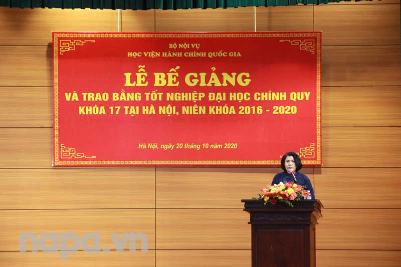 Ms. Phan Thi Thanh Huong presented the report at the ceremony