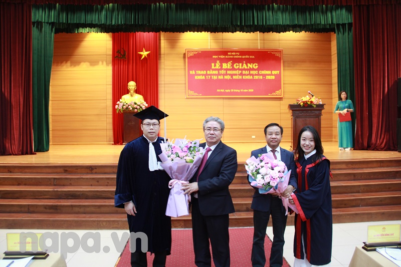 Representatives of graduates presented bouquet of flowers to pay tribute to NAPA leaders.