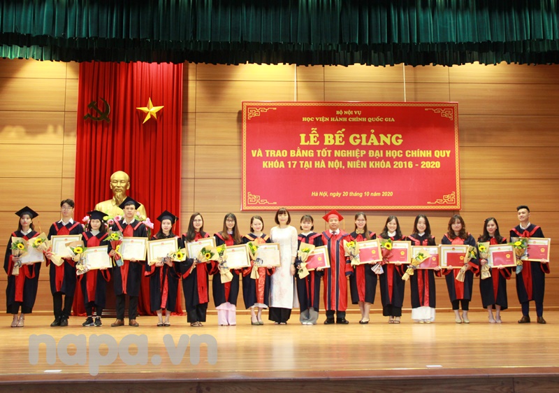 Dr. Nguyen Dang Que, NAPA Vice President and Assoc.Prof.Dr. Nguyen Thi Hong Hai, Dean, Faculty of Administrative Science and Organization-Personnel Management  presenting degrees to the students with excellnet academic achievements  