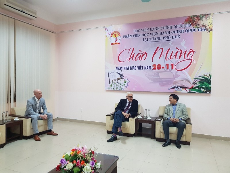 Mr. Nguyen Hoang Hien discussing with Mr. Christopher David Jeffery on public servant training in the context of international integration and the industrial revolution 4.0