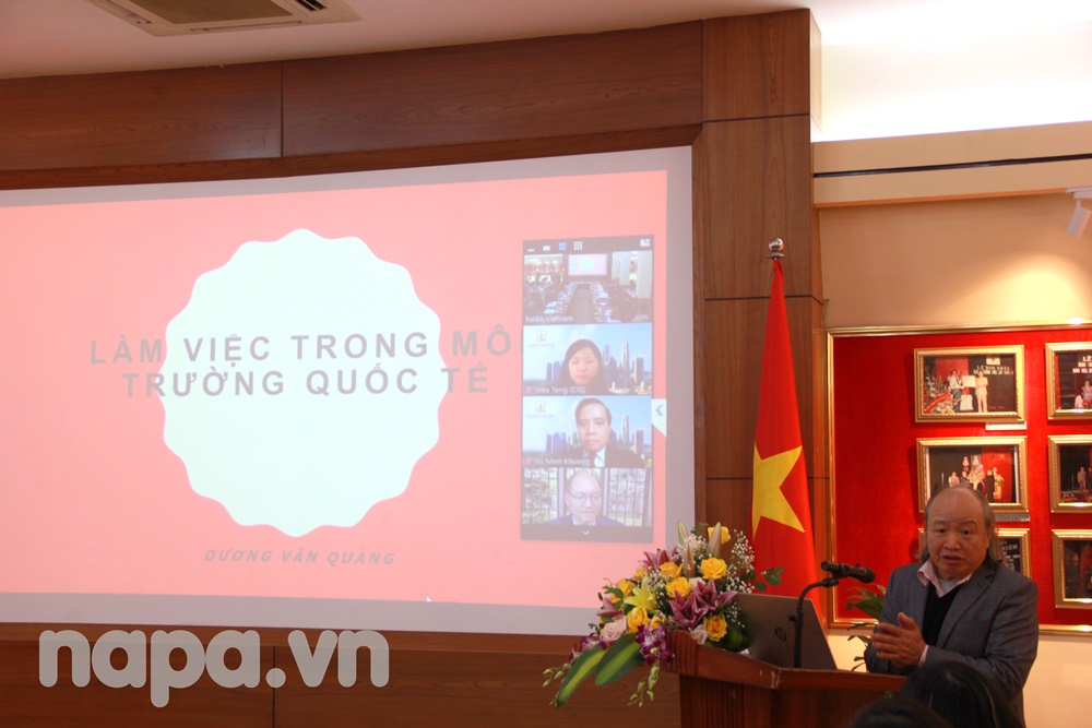  Assoc.Prof.Dr. Duong Van Quang speaking at the workshop 