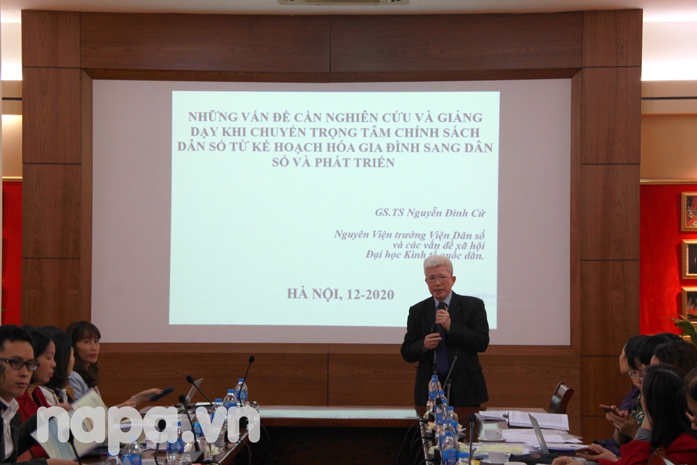 Prof.Dr. Nguyen Dinh Cu, former Director, Institute for Population and Social Issues, National Economic University presenting at the workshop 