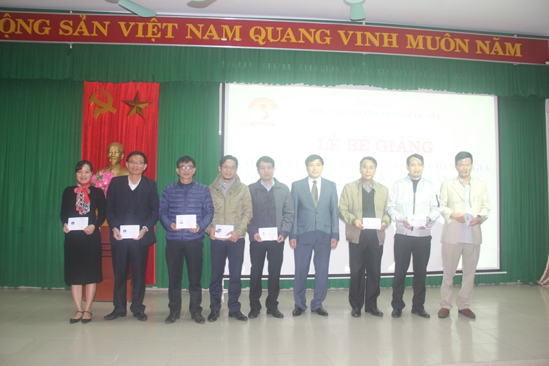 Assoc.Prof. Dr. Nguyen Hoang Hien, Deputy Director General, NAPA Branch Campus in Hue city giving the course certificates to the participants