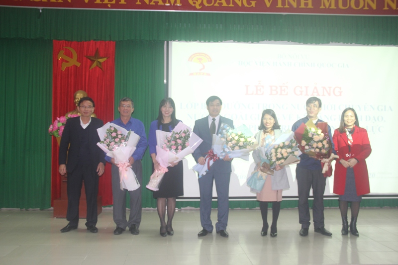 Flowers given to NAPA administrators and leaders of Department of Home Affairs of Thua Thien Hue province 