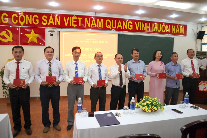 Dr. Ha Quang Thanh presenting certificates of completion to the course participants