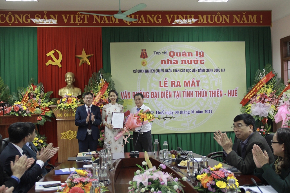 Dr. Nguyen Quang Vinh, Editor-in-chief of State Management Review presenting the Decision on establishment of the Representative Office of the State Management Review  in Thua Thien – Hue province  