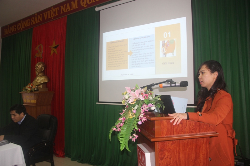Dr. Le Thi Thu Huyen, Lecturer, Division of Law, Administration and Organization in her presentation “Required competency for lecturers of the job position-based training” 