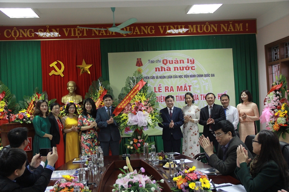Assoc.Prof.Dr. Nguyen Hoang Hien, Deputy Director General, NAPA Branch Campus in Hue City giving flowers to congratulate the State Management Review