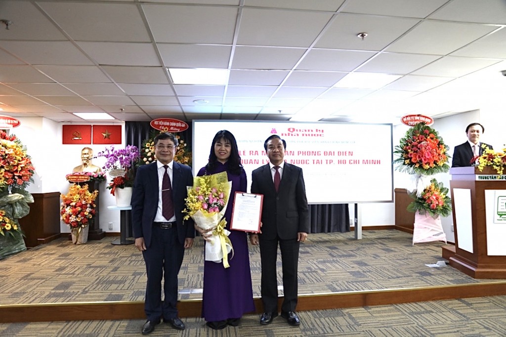  Leaders of NAPA and State Management Review handed the Decision to Ms. Nguyen Thi Thuy Van, Deputy Head, Board for State Management Review Online as Chief of Representative Office in Ho Chi Minh City