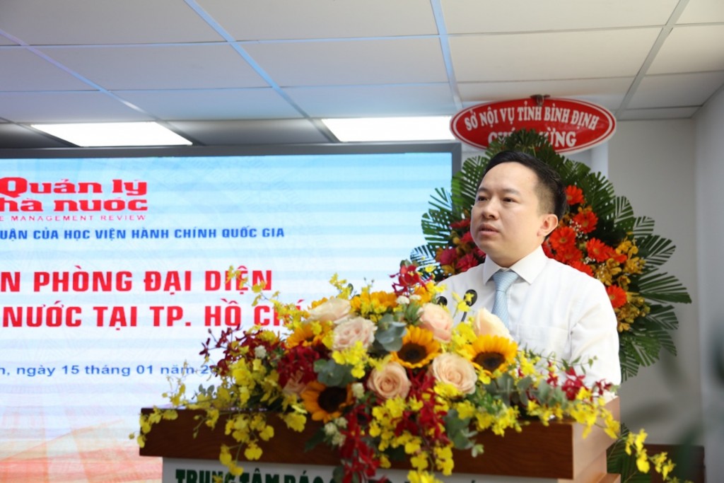 Mr. Tu Luong, Deputy Director, Department of Information and Communications of Ho Chi Minh City congratulating the Representative Office of State Management Review in Ho Chi Minh City