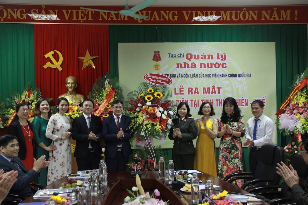 Mr. Nguyen Huy Hien, Deputy Director, Department of Information and Communications of Thua Thien - Hue province presenting flowers to congratulate the State Management Review